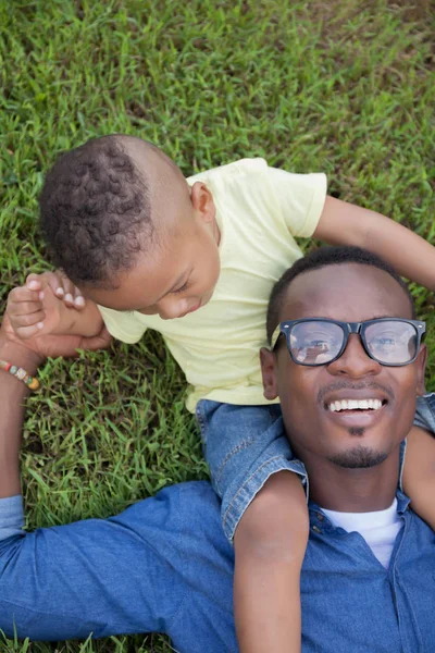 Mutlu Afro-Amerikan baba ve oğul yeşil parkta oynarken — Stok fotoğraf
