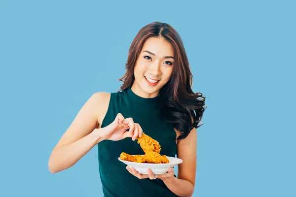 Atraente Mulher Asiática Comendo Frango Frito Batom Sobre Fundo Tijolo — Fotografia de Stock