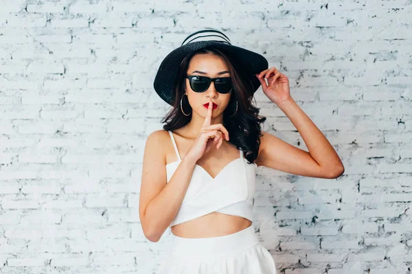 Asian Woman Holding Fingers Her Lips Fashionable Dress Summer Hat — Stock Photo, Image