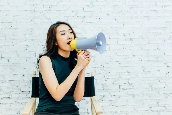 Asiático Mulher Negócios Gritando Com Megafone Sobre Tijolos Brancos Parede — Fotografia de Stock