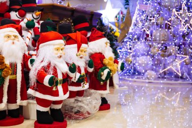 Noel baba bebek ve aydınlatma dekor bebeklerle kardan adam grup