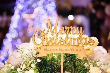 Mutlu Noeller ve mutlu yeni yıl metin topper sopa buketleri arka plan bokeh xmas ağacı ile üst üye