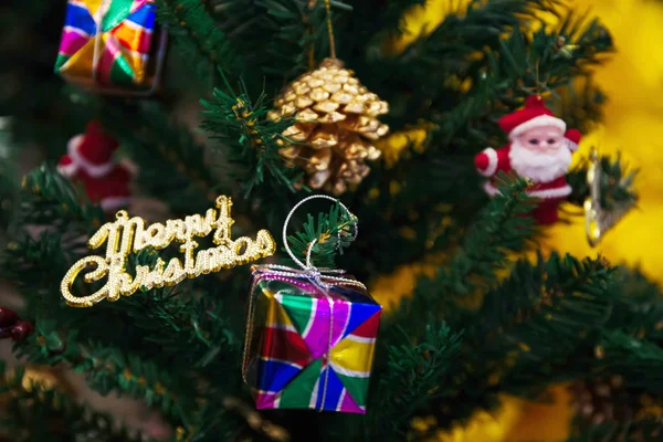 Merry Christmas tekst teken sieraad aangesloten op kerstboom - selec — Stockfoto