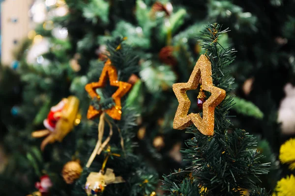 Kerstdecoratie sterren op de bovenkant van kerstboom met cop — Stockfoto