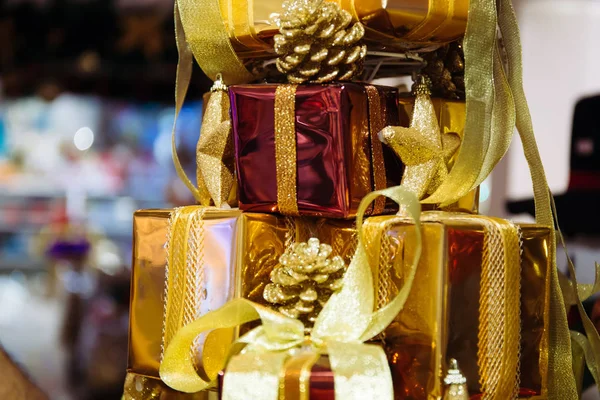 Yakın çekim altın Noel yıldızı ve yığın bl yığılı hediye — Stok fotoğraf