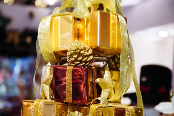 Yakın çekim altın Noel yıldızı ve yığın bl yığılı hediye — Stok fotoğraf