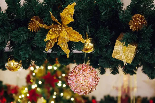 Biblo ve xmas ile güzel bir şekilde dekore edilmiş Noel ağacı arka plan bulanık içinde bokeh ev süs eşyaları — Stok fotoğraf