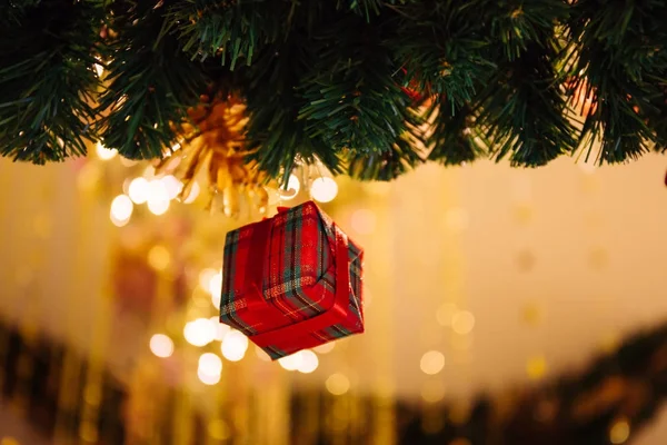 Güzel bir şekilde dekore edilmiş Noel ağacı arka plan kırmızı hediye kutusu ve xmas süslemeli — Stok fotoğraf