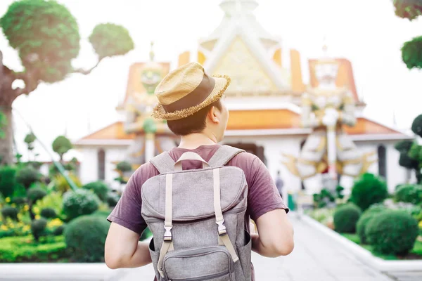 Młoda Azji podróży backpacker w Wat Arun z olbrzymie posągi — Zdjęcie stockowe