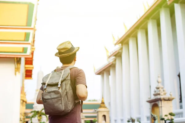 Jovem asiático viajando mochileiro em Wat Pho em Bangkok, Tailândia — Fotografia de Stock