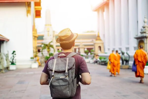 Joven mochilero asiático viajero en Wat Pho con monjes budistas — Foto de Stock