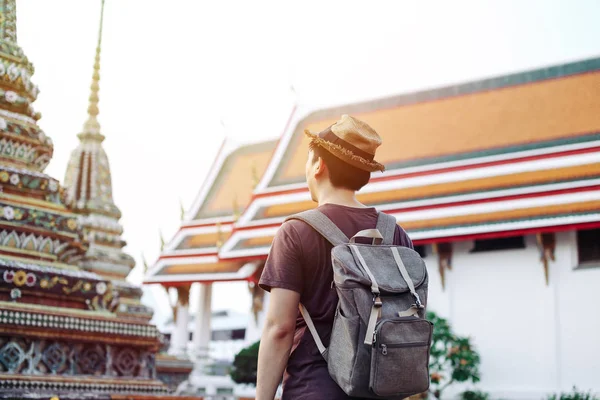 Young Asian traveling backpacker in Wat Pho in Bangkok, Thailand — Stock Photo, Image