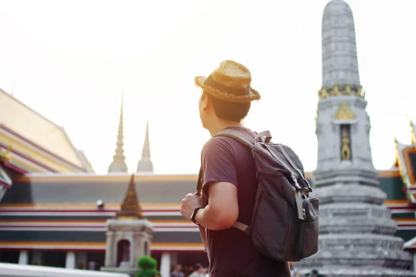 Young Asian traveling backpacker in Wat Pho in Bangkok, Thailand — Stock Photo, Image