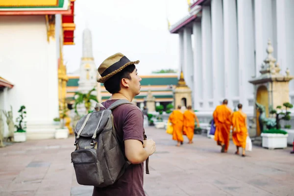 Küçük Budist rahipler ile Wat Pho içinde backpacker Seyahat Asya 