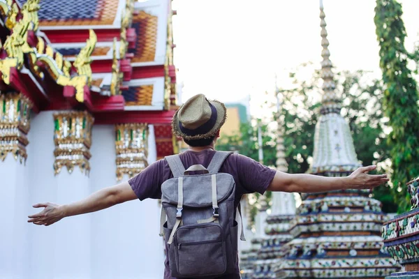 Young man traveling backpacker spreading arms in Wat Pho in Bang — Stock Photo, Image