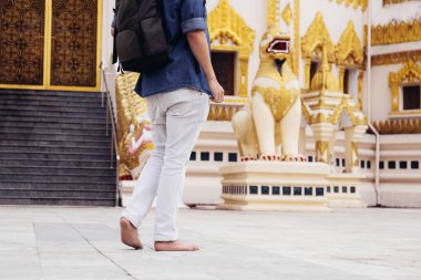 Birmanya Tapınağı Buda kalıntı diş Pagoda Yangon, Myanmar adlı doğru yürüyen genç adam backpacker arkası