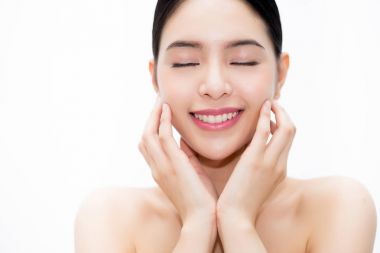 Genç güzellik Asya yüz, beyaz arka plan üzerinde izole güzel bir kadın. Kavramı, sağlık ve Cilt Bakımı