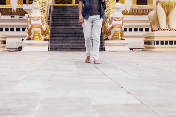 Atrás del joven mochilero caminando hacia el templo birmano llamado Buddha Relic Tooth Pagoda en Rangún, Myanmar — Foto de Stock