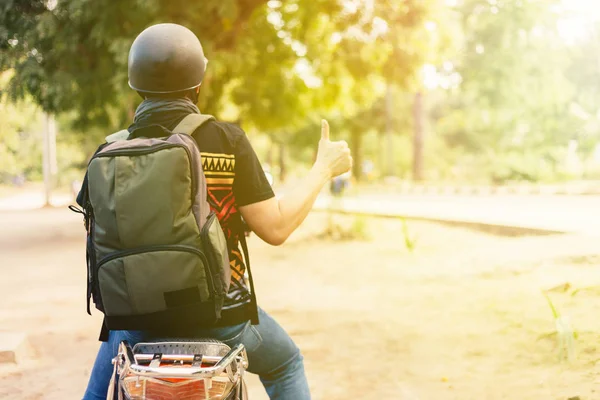 Jeune Motocycliste Masculin Gai Positif Moto Dans Rue Campagne — Photo