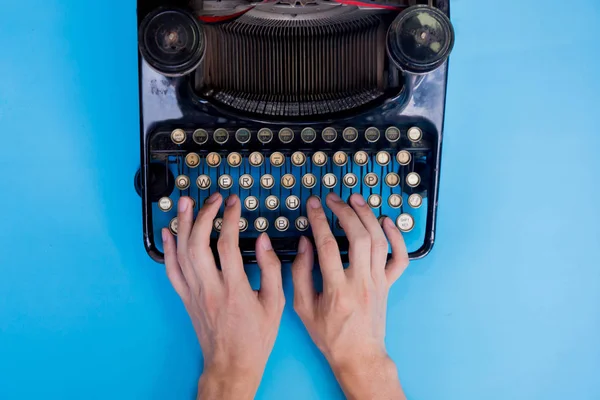 Mãos humanas digitando em máquina de escritor tipo vintage vista superior . — Fotografia de Stock