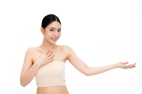 若い美アジア顔は、白い背景に分離された空の手を示す美しい女性。医療とスキンケア コンセプト — ストック写真