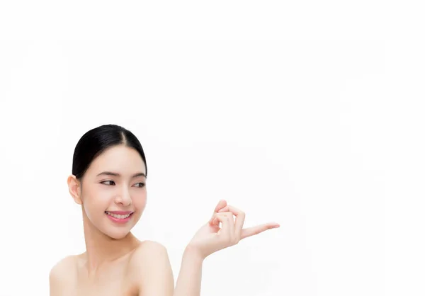 Wanita Asia yang cantik menunjuk jari pada kosong putih salinan ruang terisolasi di atas putih latar belakang. Kesehatan dan konsep Skincare dengan ruang untuk pemasaran dan iklan — Stok Foto