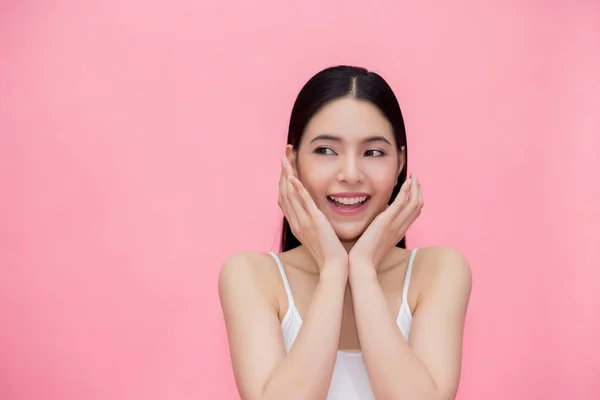 Συγκινημένοι και έκπληκτοι χαμογελαστό γυναίκα Ασίας 20s απομονώνονται σε ροζ φόντο — Φωτογραφία Αρχείου