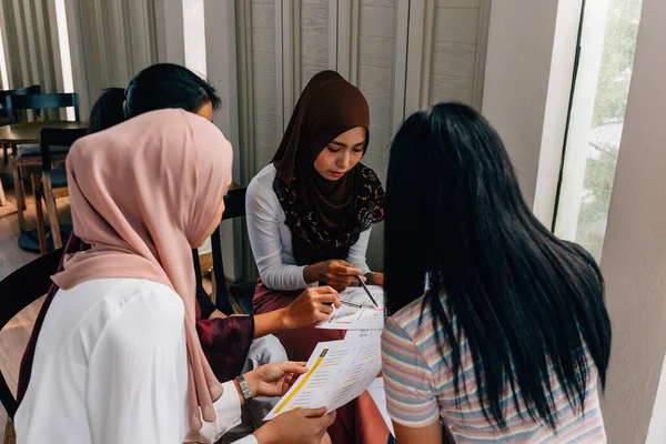 Pengusaha Asia bekerja di kafe bersama-sama — Stok Foto