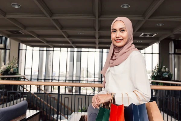 Muslim wanita dengan tas belanja tersenyum untuk kamera — Stok Foto
