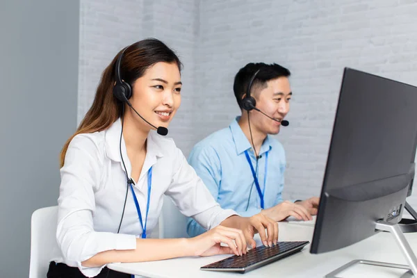 Ofiste çalışan bilgisayarları kullanan çağrı merkezi ajanları