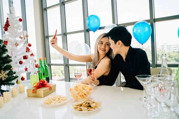 Joven adulto asiático pareja celebra la cena juntos mientras toma una foto selfie —  Fotos de Stock