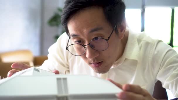 Bel homme avec des lunettes concentré et déterminé avec créativité au bureau du studio — Video