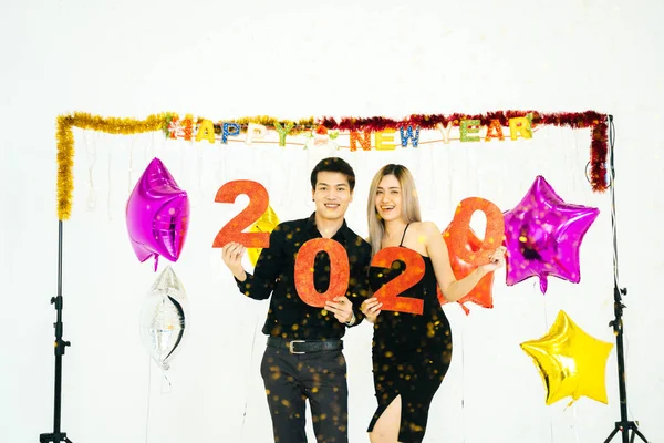 Feliz pareja asiática durante la fiesta de Año Nuevo —  Fotos de Stock