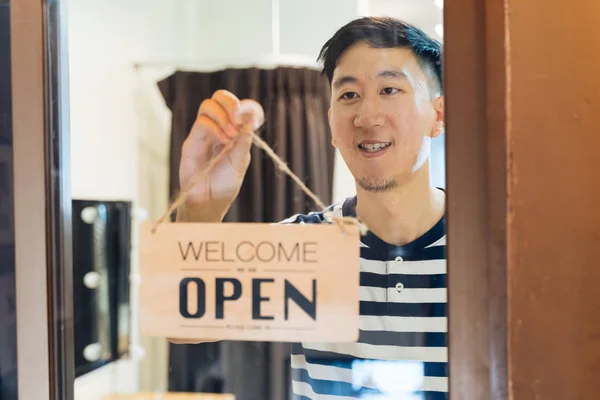 Asiatisk affärsman vänder runt surfplatta öppen på dörren — Stockfoto