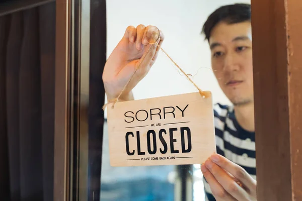 Asiatisk manlig anställd stänga plats med tablett — Stockfoto