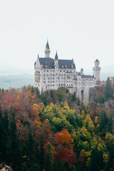 Imagem da paisagem do castelo de Neuschwanstein perto de Munique, na Baviera, Alemanha, no Outono, com árvores coloridas — Fotografia de Stock