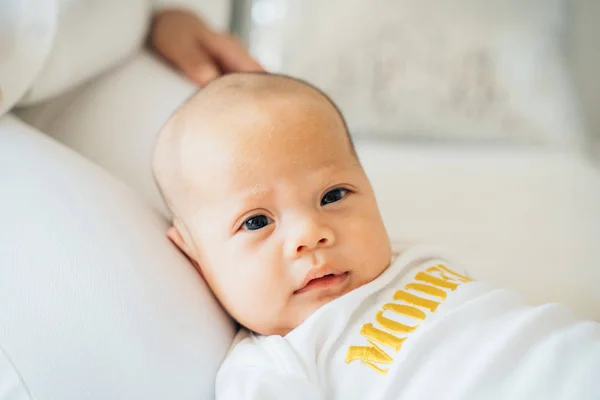 Asian newborn boy lying on lap of mother — 스톡 사진