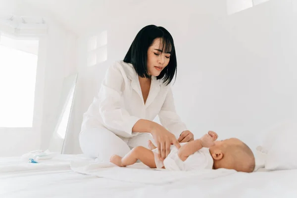 Мама меняет подгузник для новорожденного ребенка — стоковое фото