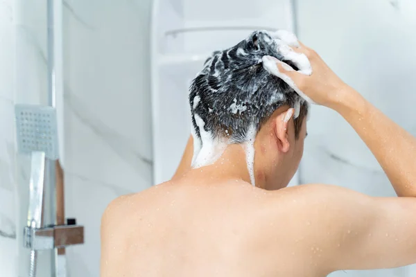 Uomo utilizzando shampoo in doccia — Foto Stock