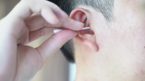 Man cleaning ears with cotton swabs — Stock Video