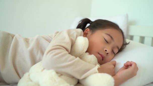 Asiática preescolar durmiendo en cama en casa — Vídeos de Stock