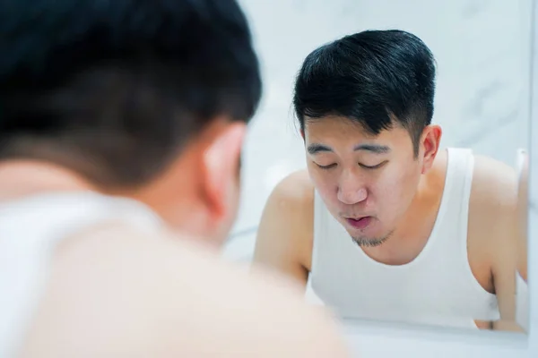 Asiatico uomo gargarismi con colluttorio in toilette — Foto Stock