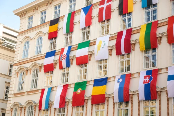 Conjunto de bandeiras europeias penduradas em edifícios com bandeiras da UE e da ONU em Viena, Áustria — Fotografia de Stock