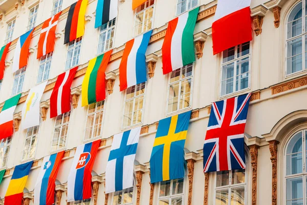 Conjunto de bandeiras europeias penduradas em edifícios com bandeiras da UE e da ONU em Viena, Áustria — Fotografia de Stock