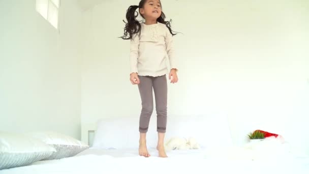 ベッドの上をジャンプストック動画 ロイヤリティフリーベッドの上をジャンプ動画 Depositphotos