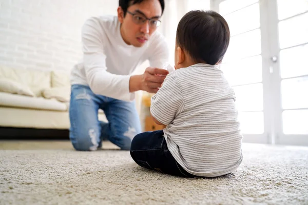 Giovane padre prendersi cura del bambino bambino bambino a casa — Foto Stock