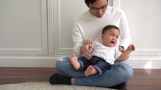 Азиатский мальчик плачет о внимании, почему родители пытаются утешить его — стоковое видео