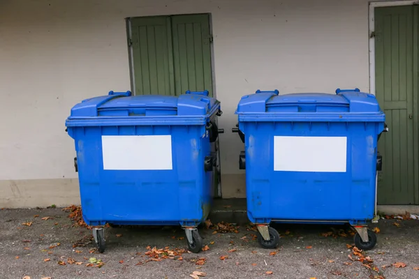 Rangée de vieilles poubelles blanches, vertes et colorées dans la communauté en Allemagne — Photo