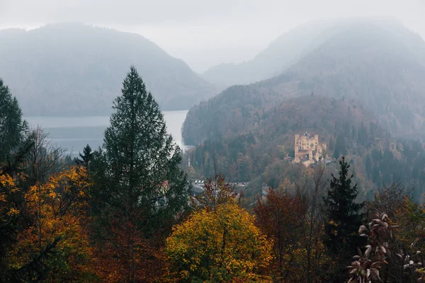 Landschaftsbild von Schloss Neuschwanstein bei München in Bayern, Deutschland im Herbst mit bunten Bäumen — Stockfoto