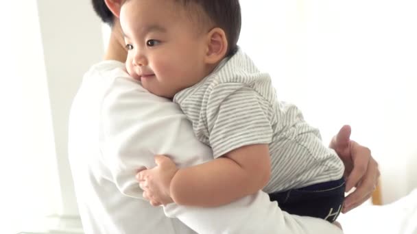 Feliz padre asiático y bebé niño en casa, disfrutando de tiempo en familia — Vídeos de Stock